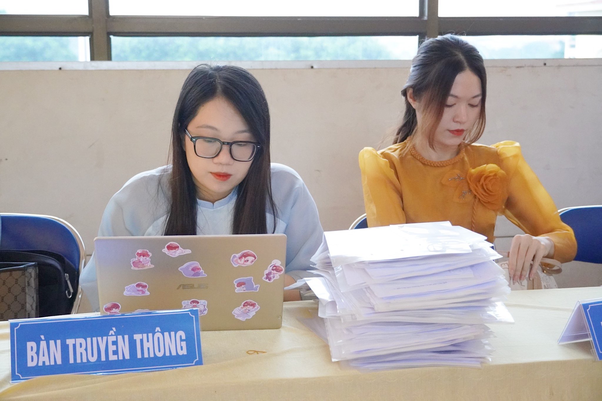Có thể là hình ảnh về 2 người, mọi người đang học và văn bản